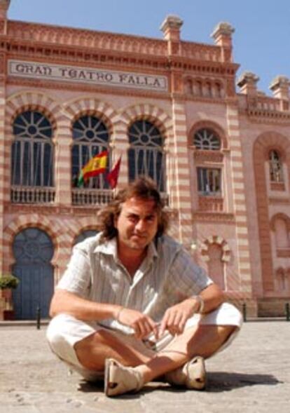 El Selu, frente al teatro Falla, en Cádiz.