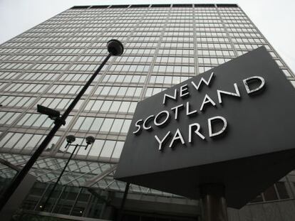 Fachada de la actual sede central de Scotland Yard con su tradicional y famoso r&oacute;tulo rotatorio.