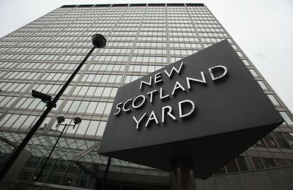 Fachada de la actual sede central de Scotland Yard con su tradicional y famoso rótulo rotatorio.