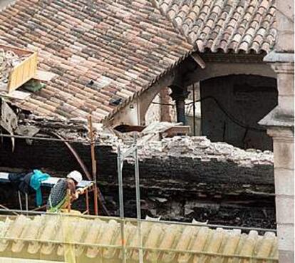 Un obrero trabajaba ayer en el tejado del Palacio de Buenavista.