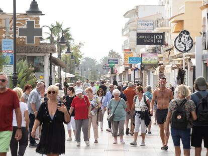 Turistas por el paseo marítimo de La Carihuela, en Torremolinos (Málaga), el pasado 19 de octubre.