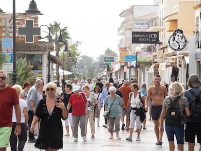 El paseo marítimo de La Carihuela (Málaga) lleno de turistas, a finales de octubre.