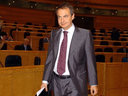 Durante la campaña catalana de noviembre de 2003, el presidente del Gobierno José Luis Rodríguez Zapatero, se había comprometido a apoyar el texto que aprobara el Parlamento de Cataluña. En los días previos al debate, ante la dificultad para alcanzar un consenso, Zapatero manifestó su confianza en que el acuerdo sería finalmente posible y que el texto resultante se ajustaría a la Constitución.