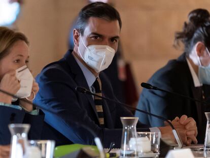 Pedro Sánchez, junto a Pablo Iglesias y Nadia Calviño durante la XIX Cumbre bilateral de España e Italia, este miércoles.