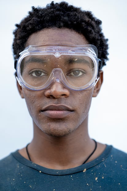 Biruk Caballer, de 20 años (Valencia), estudiante de electrónica. Ha sido voluntario 10 días en Paiporta, Catarroja, Masanasa y Sedaví.
“Llegamos a trabajar tanto que el cuerpo no podía sostenerse. Los vecinos de Paiporta nos daban comida, pero no sabíamos cómo aceptarla”

