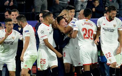 Berizzo es abrazado por Pizarro, autor del gol del empate del Sevilla.