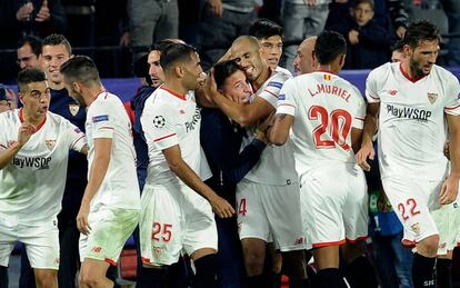 Berizzo es abrazado por Pizarro, autor del gol del empate del Sevilla. 