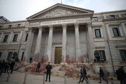 En una octavilla, los manifestantes se definen como personas pertenecientes a la comunidad científica, reprochan la inacción política frente a la crisis climática y explican que pasan a la acción porque sus avisos "no han sido escuchados" pese a que la humanidad está ante su "mayor reto".