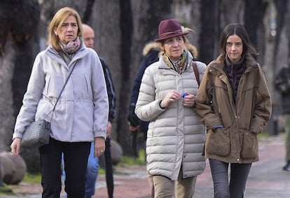 La infanta Cristina pasea junto a su hermana Elena de Borbón y su hija, Victoria Federica, por las calles de Vitoria esta mañana.