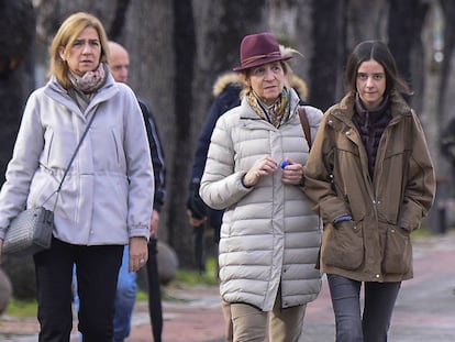 La infanta Cristina pasea junto a su hermana Elena de Borbón y su hija, Victoria Federica, por las calles de Vitoria esta mañana.