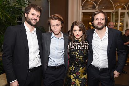 Los hermanos Duffer con los actores Charlie Heaton y Natalia Dyer.