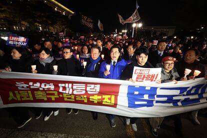 El líder del principal de la opositor de Corea del Sur, el Partido Democrático, Lee Jae-myong (centro izquierda), marcha con miembros de su partido durante una manifestación contra el presidente, este miércoles en Seúl.