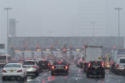 La nieve afecta al tráfico en distintas regiones de la costa Este. En la foto, una carretera de Nueva Jersey.