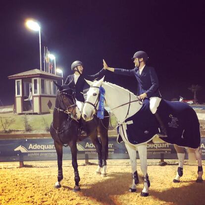 Kaley Cuoco y Karl Cook montando a caballo.