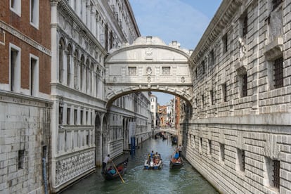 Fotografiado y reproducido hasta la saciedad, el puente de los Suspiros de <a href=" https://www.veneziaunica.it/es " target="">Venecia</a>, un pasaje cubierto que une el Palacio Ducal y la antigua y temible prisión de Los Plomos, debe su nombre a los lamentos de los condenados que, a través de sus celosías de piedra, veían por última vez la laguna y la isla de San Giorgio. Por él pasó, el 26 de julio de 1755, Giovanni Giacomo Casanova (1725-1798), huésped forzoso de las mazmorras de la Serenísima gracias a su conducta disoluta. La mejor vista se tiene desde vecino puente de la Paja.