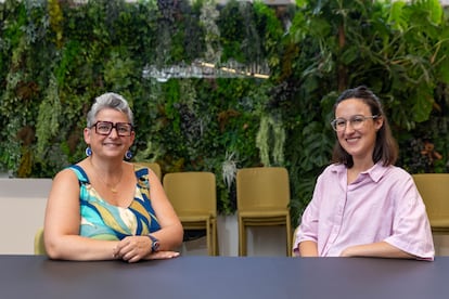 Isabela Manganaro, coordinadora del equipo de ruta de Specialisterne, y Sonia Yanguas, 'people manager', en una zona de oficinas del edificio de Gaudí.