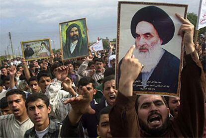 Manifestantes con carteles que muestran la imagen del gran ayatolá Alí Sistani (en primer plano), ayer en Basora.