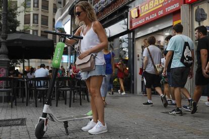 Uno de los patinetes eléctricos que Lime ha distribuido por València. 