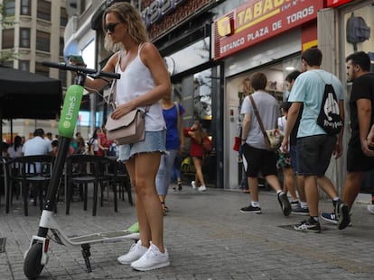 Uno de los patinetes eléctricos que Lime ha distribuido por València.