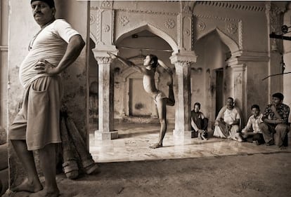 Un practicante de yoga en natarajasana (postura de la danza), en Benarés, una ciudad situada a orillas del río Ganges, en febrero de 2009.