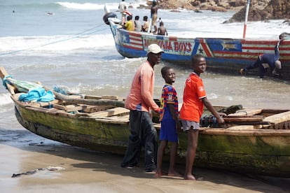 Niños ghaneses en la pesca. "Es un trabajo que priva a los niños de infancia, potencial, dignidad y es dañino para el desarrollo físico y mental”, dice Eric Opoku Agyemang, experto en Políticas Públicas y fundador de las organizaciones Patriots Ghana y Cheerful Hearts.