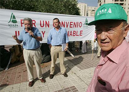 Simultáneamente a la protesta de los jornaleros, los empresarios de Asaja realizaron ayer una concentración de protesta para denunciar la actuación de los piquetes.