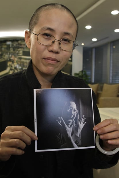 Liu Xia, esposa de Liu Xiaobo, muestra una fotografía del disidente el pasado 3 de octubre en Pekín.