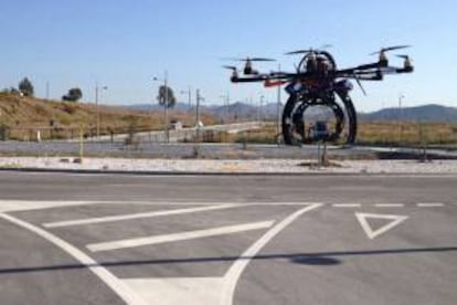 Fotografía facilitada por la empresa Sando que ha comenzado a utilizar en España drones para captar medidas topográficas en grandes construcciones, lo que posibilita la obtención de información en zonas inaccesibles para las técnicas clásicas. Esta constructora, según ha señalado, ha utilizado estos aviones no tripulados en sus obras de uso civil, lo que permite el ahorro en tiempo, costes y toma de datos en zonas inaccesibles.