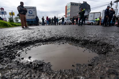 Un bache en la avenida Ricardo Flores Magón, en Toluca (Estado de México), en septiembre de 2024.