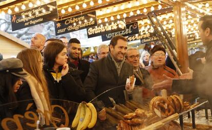 El ministro del Interior, Christophe Castaner, visita el reabierto mercadillo de Navidad de Estrasburgo