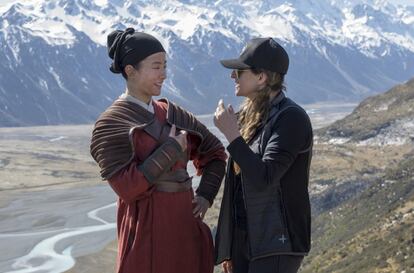 Liu Yifei y Niki Caro, en el rodaje de 'Mulán'.