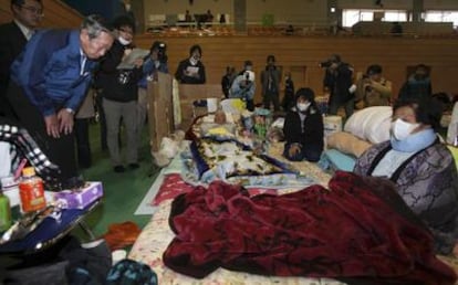 El vicepresidente de Tepco, Norio Tsuzumi, se inclina ante evacuados de la localidad de Okuma, a 10 kilómetros de la central de Fukushima, en un refugio temporal.