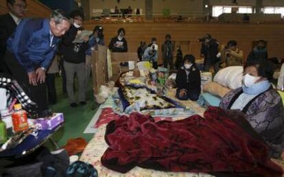 El vicepresidente de Tepco, Norio Tsuzumi, se inclina ante evacuados de la localidad de Okuma, a 10 kilómetros de la central de Fukushima, en un refugio temporal.