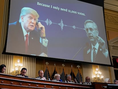 Proyección de una conversación de Donald Trump, el jueves en la sesión en Washington.