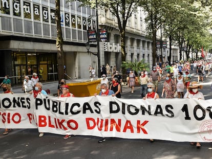 El Movimiento de Pensionistas de Bizkaia durante una manifestación por el centro de Bilbao.