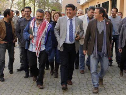 Diego Valderas llega a la sede de IU en Sevilla con sus compañeros.