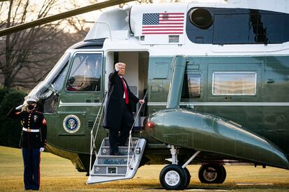 Donald Trump cierera el puño y sube al helicóptero