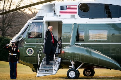 Donald Trump cierera el puño y sube al helicóptero