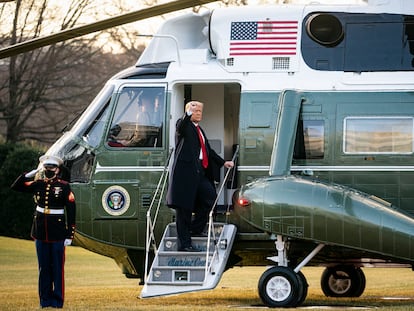 Trump se sube este miércoles al helicóptero en el que abandonó la Casa Blanca antes de la toma de posesión de Biden.