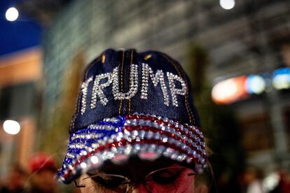 Una asistente al mítin de cierre de campaña de Donald Trump en Grand Rapids (Michigan) luce una gorra con el nombre de su candidato bordado de lentejuelas