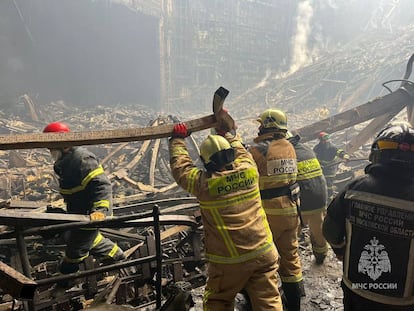 Bomberos y personal de emergencias trabajan este sábado entre los escombros de la sala de conciertos Crocus, tras el ataque terrorista del viernes, en Krasnogorsk.
