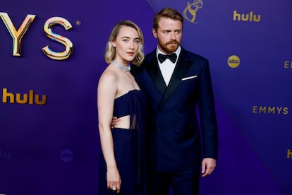 Saoirse Ronan y su marido, Jack Lowden, en la alfombra roja de los Emmy, el 15 de septiembre de 2024 en Los Ángeles. 