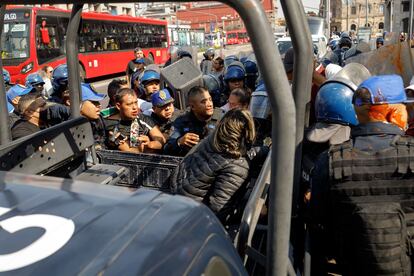 Policas se enfrentan a comerciantes en la Alameda Central, en Ciudad de Mxico.