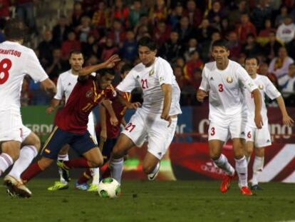 Pedro, rodeado de seis jugadores de Bielorrusia.