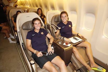 Las jugadoras del FC Barcelona Mariona Caldentey y María León, en el vuelo a Los Ángeles.