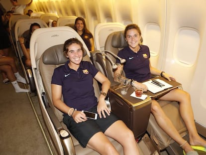 Las jugadoras del FC Barcelona Mariona Caldentey y María León, en el vuelo a Los Ángeles.