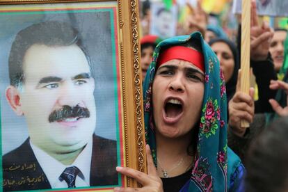 Una mujer kurda en una manifestación el 14 de marzo para pedir la excarcelación de Abdulá Ocalan, líder del PKK.