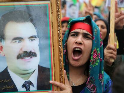 Una mujer kurda en una manifestación el 14 de marzo para pedir la excarcelación de Abdulá Ocalan, líder del PKK.