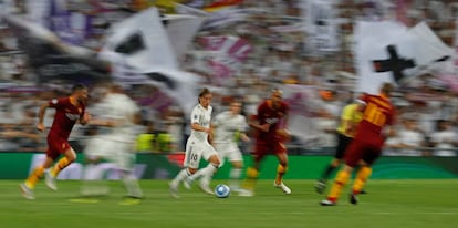Modric conduce un ataque del Madrid.