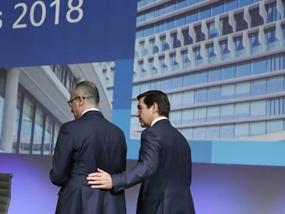 El presidente de BBVA, Carlos Torres Vila y el consejero delegado, Onur Genç.